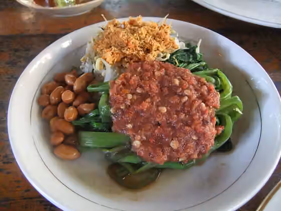 pelecing kangkung — Pelecing Kangkung (water spinach and bean sprouts in sambal and coconuts flakes).