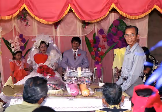 orang Pamona — The exchange of cotton cloth (brideweath) at a To Pamona wedding 1991