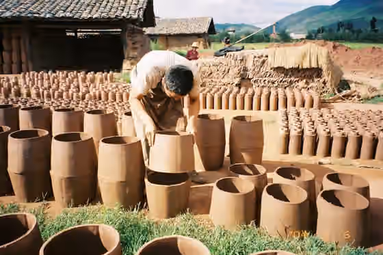 Seni keramik — Ceramics makers in Yunnan, China, who have labor intensive technologies at the local standard.
