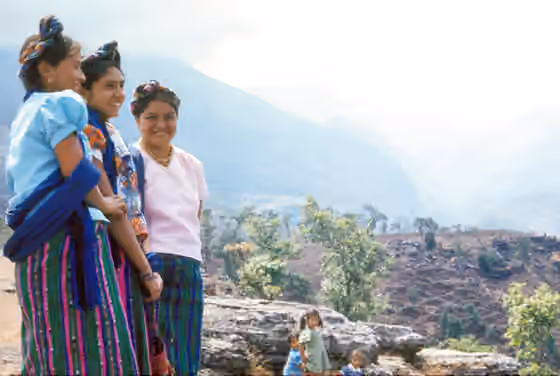 Jakaltek people — Thelma Jacinto Camposeco, María Sanchez, y Elisa Silvestre Montejo on the path between Jacaltenango and San Marcos.