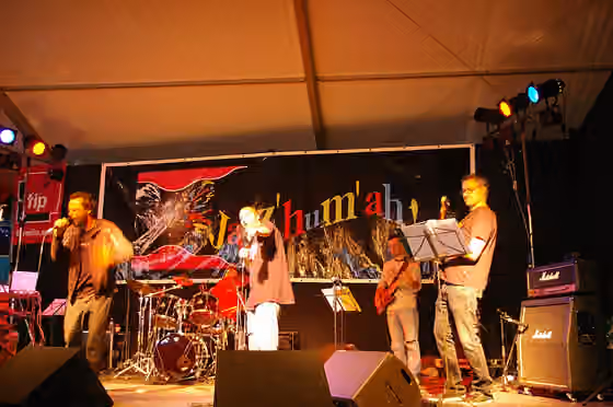 Musik di Prancis — du jazz à la Fete de l'humanité avec: Bruno Wilhelm : Sax/comp Thomas Pitiot : Chant/textes E one : Rap/textes Fabrice Dupé : Batterie Franck La Rocca : Basse Thibaut Gérome : Claviers David Playe : Guitare