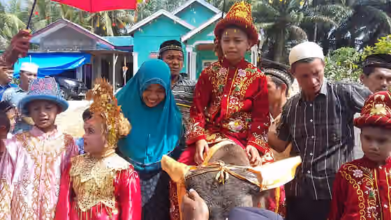 orang Singkil — pada adat Aceh Singkil anak yang berkhitan diarak sambil menaiki seekor kerbau, kerbau yang telah diarak bersama anak yang berkhitan nantinya akan di potong dan di olah untuk acara makan bersama