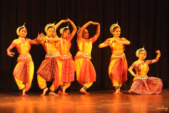 suku Odia — Odissi in a Group