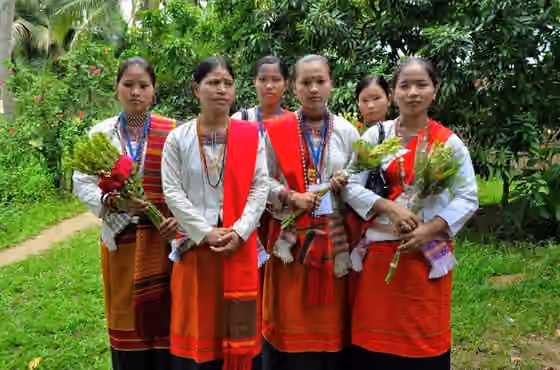 Suku Tanchangya — Some Tanchangya women holding flowers