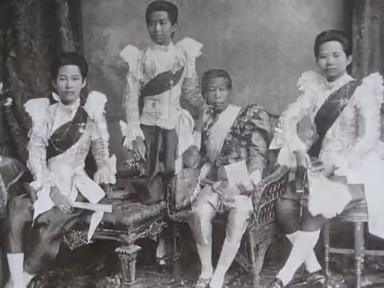 Iranians in Thailand — Consort Samlee (wife of King Mongkut (Rama IV) of Siam) and daughters.