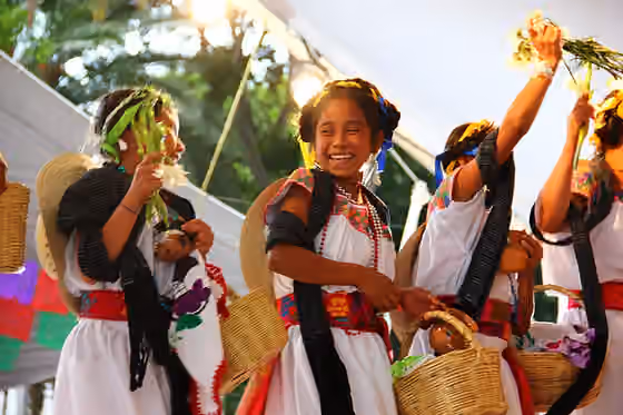 Nahua — Niñas pertenecientes a la etnia Nahua del estado de Puebla, México ejecutan una danza tradicional, Puebla, Puebla, México.