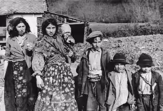 Romani people in Croatia — For documentary purposes the German Federal Archive often retained the original image captions , which may be erroneous, biased, obsolete or politically extreme .
