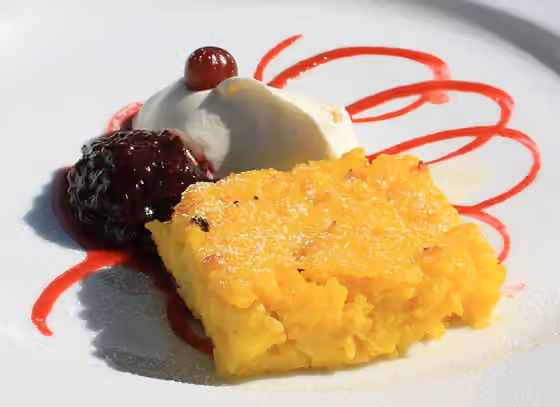 Saffranspannkaka — Saffranspannkaka med salmbär (blåhallon) och vispad grädde.