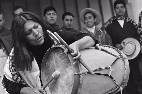 Nueva canción — Mercedes Sosa begeleidt zich zelf op een trommel