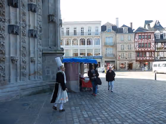 orang Breton — Bretonka v kroji, prodavačka krajek, před katedrálou na nám.