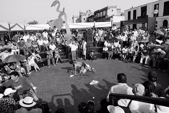 Danza de tijeras — La danza de las tijeras, danza de gala es una danza indígena originaria de la región de Ayacucho en el Perú, cuyo marco musical es provisto por violín y arpa, y que posteriormente fue difundida a las regiones de Huancavelica y Apurímac.