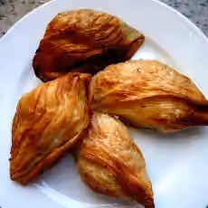 Maltese cuisine — Pastizzi, two kinds: Ricotta and Peas