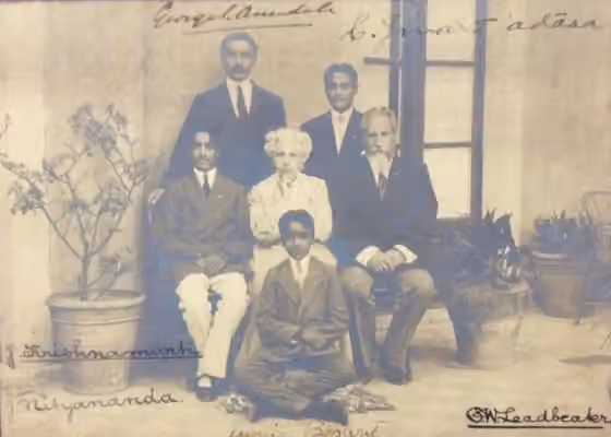 Britons in India — Annie Besant, Charles Webster Leadbeater, Jiddu Krishnamurti, Juddu Nityananda, George Arundale and Curuppumullage Jinarajadasa a at Casa Cuseni , Taormina, nel 1912;