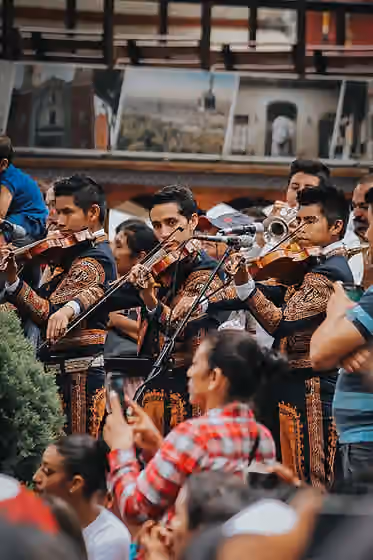 Son jalisciense — Uno que otro día llegan grupos de folklore a demostrar no solo el talento mexicano, si no también los diferentes bailes alrededor de nuestro país.