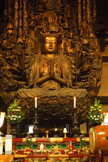 Shōmyō — Thousand-armed Kannon (木造千手観音坐像, mokuzō senjū kannon zazō) at Sanjūsangen-dō , Kyoto , Japan .