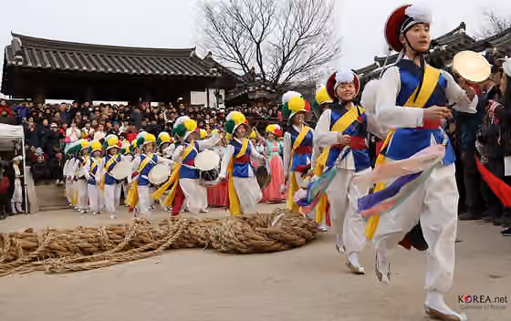 Pungmul as protest — Jeongwol Daeboreum Sketch Jeongwol Daeboreum, the first full moon of the lunar calendar, is one of the biggest traditional holidays celebrated across Korea.
