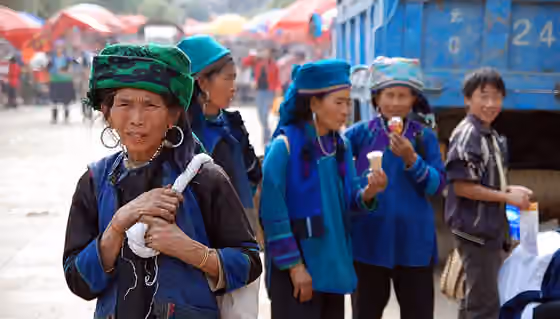 orang Hani — Hani minority ladies at Laomeng Market, near Yuanyang, Yunnan province, China