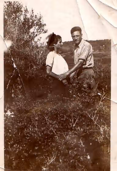 Pemukim Italia di Libya — Lieutenant Enzo Dini and his wife Elena in Barqa or Barce, Libya