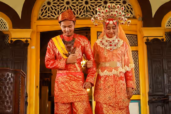 Melayu Deli — Sepasang Pengantin Memakai Pakaian Kawin Adat Melayu Deli di istana Maimoon Kota medan