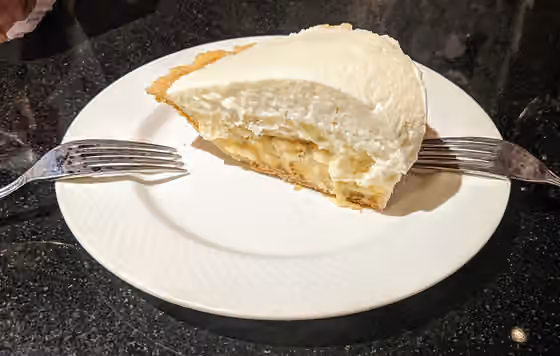 Pie krim pisang — A slice of banana cream pie, served at Frank Fat's restaurant in Sacramento.