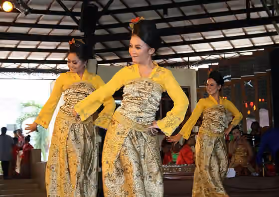 Sundanese dances — The Sundanese Jaipongan Mojang Priangan dance performance in West Java Pavilion, Taman Mini Indonesia Indah, Jakarta.