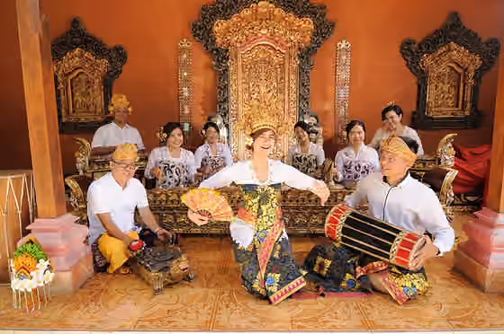 Musik Bali — Kelompok ini terdiri atas para pemain gamelan bali dan satu penari wanita di tengah panggung.