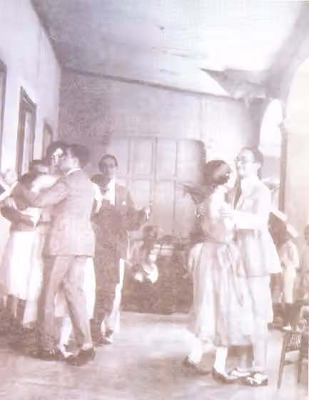 Venezuelan merengue — Extremely old folks like realllllyyy old people dancing Merengue Rucaneao.