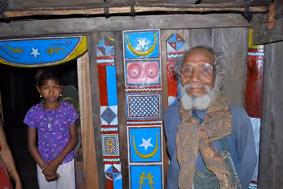 orang Bunak — In einem Heiligen Haus (Uma Lulik) in Fatuc Laran, Lactos, Cova Lima, Osttimor