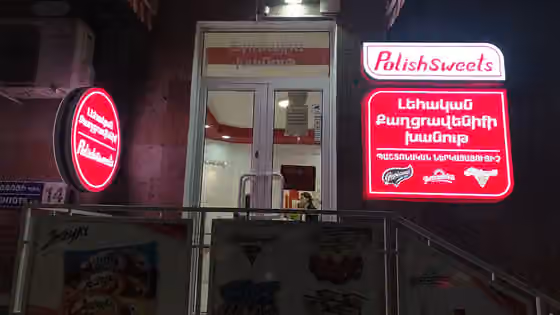 Poles in Armenia — Vendejo de polaj dolĉaĵoj.