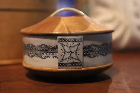 Duodji — Traditional casket made of wood and reindeer antlers at Siida museum , dedicated to the history and culture of the Sámi people , in Inari , municipality of Inari, Finland .