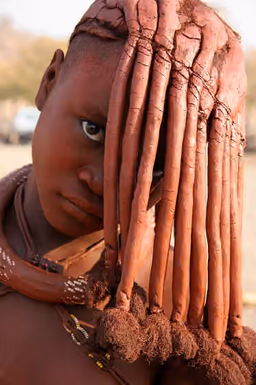 Himba people — Namibie, jeune Himba pubère avec une coiffe lui cachant le visage