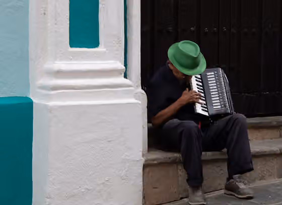 Musik di Puerto Riko — Man plays music in Catedral, Old San Juan, Puerto Rico