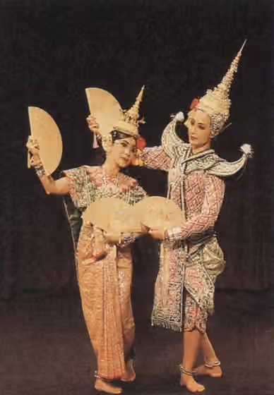 Dance in Thailand — ภาพการแสดงชุดระบำฝรั่งคู่จาก วิพิธทัศนา กรมศิลปากร