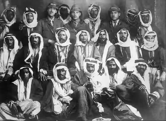 Huwaytat — الشيخ عودة أبو تايه وجماعة من الضباط الأتراك وشيوخ ووجهاء العشائر .