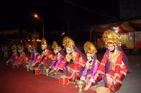 Pasambahan — Tari Pasambahan adalah salah satu seni tari tradisonal Minangkabau yang berkembang di berbagai daerah di provinsi Sumatera Barat, Indonesia.