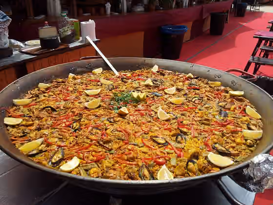 masakan Spanyol — Paella en la feria medieval de Ceuta