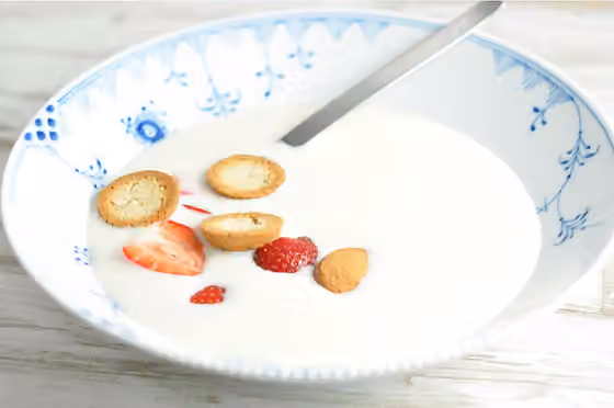 Buttermilk koldskål — Koldskål served with strawberries and kammerjunker