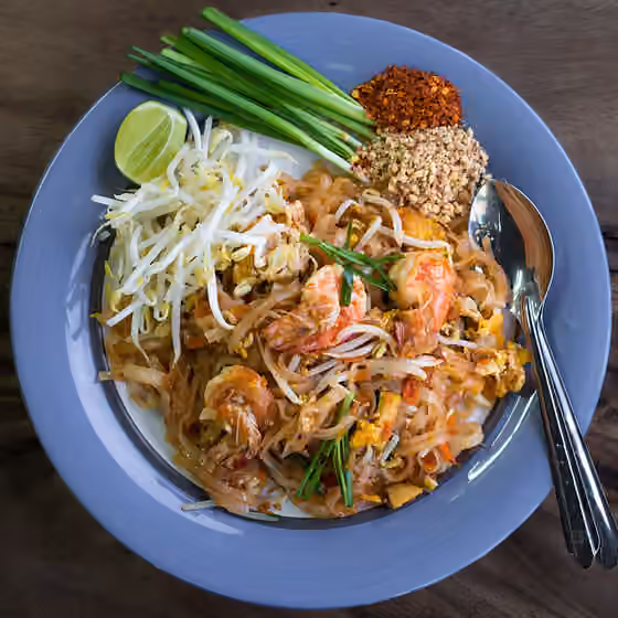Pad thai — Phat Thai kung sot ("fresh" prawn phat Thai), costing 35 baht, from a street stall in the Chang Khien neighbourhood of Chiang Mai, Thailand.