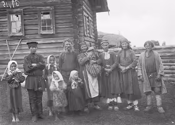 suku Udmurt — Udmurt people in front of a house in the village of Buranovo, in the historical Sarapulsky Uyezd (Udmurt Republic).