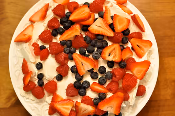 Masakan Selandia Baru — Mixed Berry Pavlova