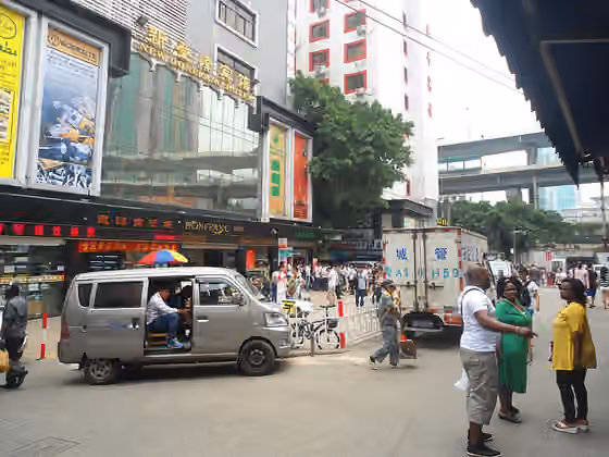 Orang Afrika di Guangzhou — The southern end of Baohan Straight Street (facing south), the heart of the African area, Dengfeng Subdistrict, Yuexiu District, Guangzhou, Guangdong, China