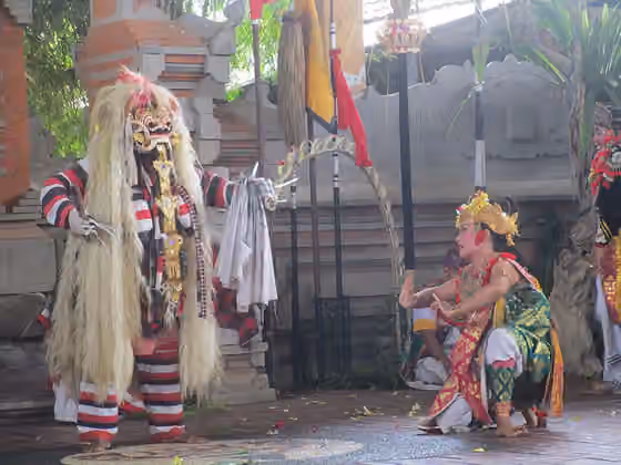 Tari Barong — Kegiatan sakral sekaligus merupakan hiburan di bali, tari barong merupakan salah satu kesenian masyarakat bali