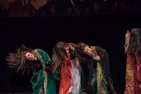 Khaleegy (dance) — Arab girls dancing Khaleegy dance