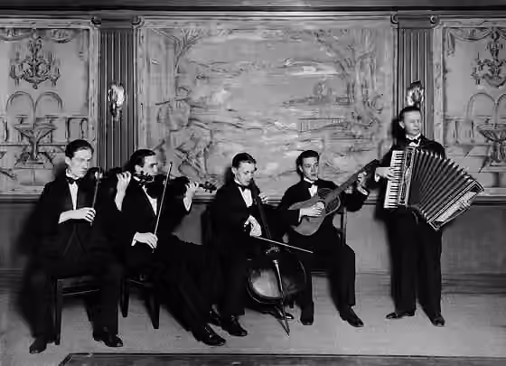 Finnish tango — Per-Fredrik "Pelle" Lindholmin orkesteri ravintola Fregatissa Sederholmin talossa, Aleksanterinkatu 16-18.