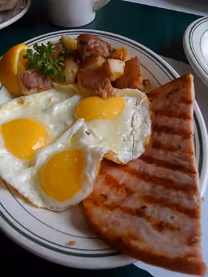 Ham dan telur — Fried eggs and ham.