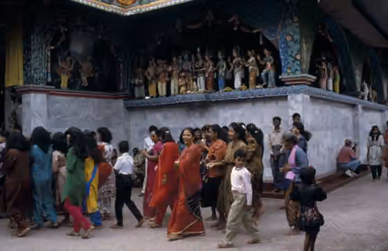Orang India Indonesia — Women walking around the Hindu temple 'Sri Mariamman'