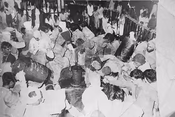 Anderkoti — People of Anderkote looting Deg (Cauldron) in Darghah of Khawaja Moinuddin Chishty in Ajmer.