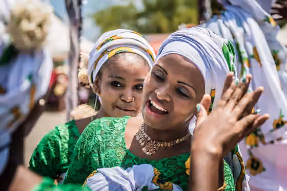 Debaa — Debaa à Mayotte Le debaa est une danse traditionnelle de l'île de Mayotte réservée exclusivement aux femmes.