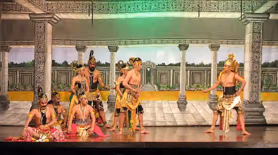 wayang wong — Wayang Wong (Wayang Orang) Javanese dance performance in Wayang Orang Bharata Theatre, Senen, Jakarta.