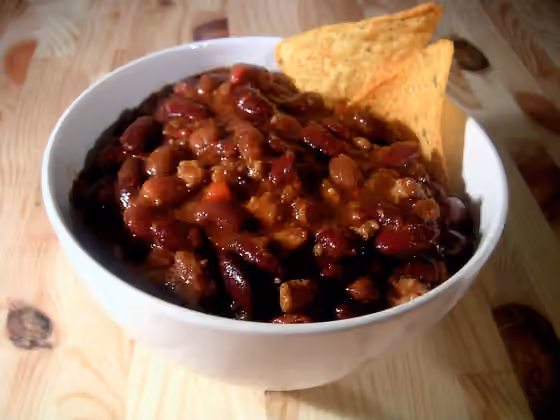 Chili con carne — Bowl of Chili con Carne, made of ground pork, cubed beef, beans, tomatoes and hot peppers.